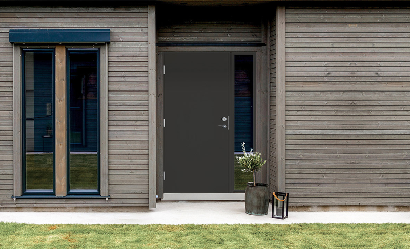 Tønsberg er en tidløs ytterdør med et stramt og moderne formspråk. Den enkle designen gjør den lett å kombinere med ulike fasader, samtidig som den gir et elegant uttrykk. Et trygt valg for deg som ønsker en minimalistisk dør med et enkelt formspråk.